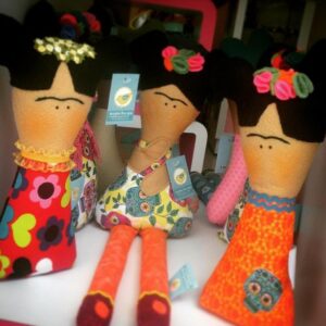 Frida_Khalo_Mucharejo_muñecos_de_tela_hecho_a_mano_regalos_especiales_Frida_Khalo_muñecos_personalizados
